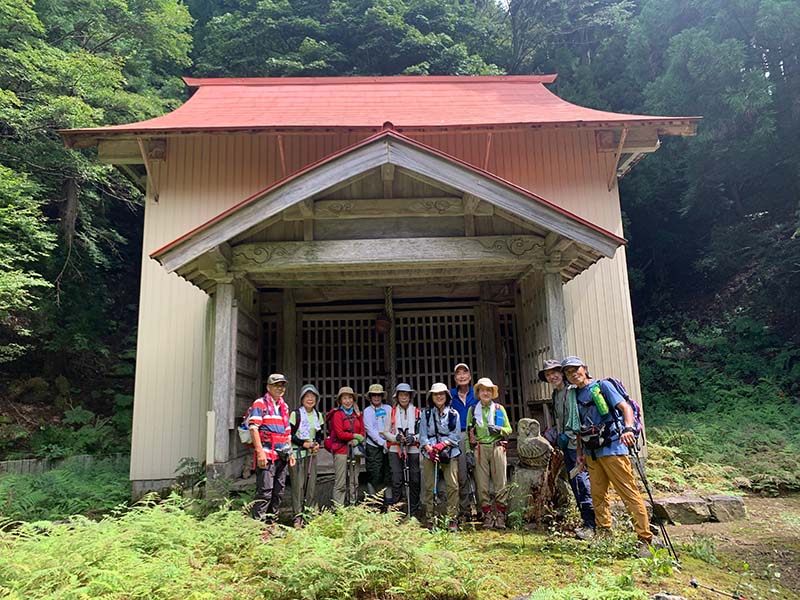 4.三嶽神社の前で