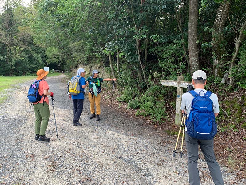 1.駐車場の横からスタート