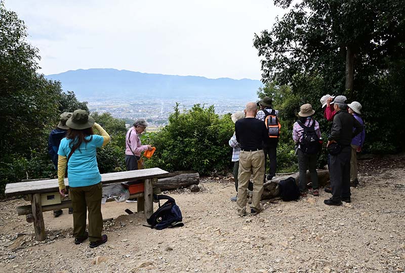 3.畝傍山山頂　正面は葛城山