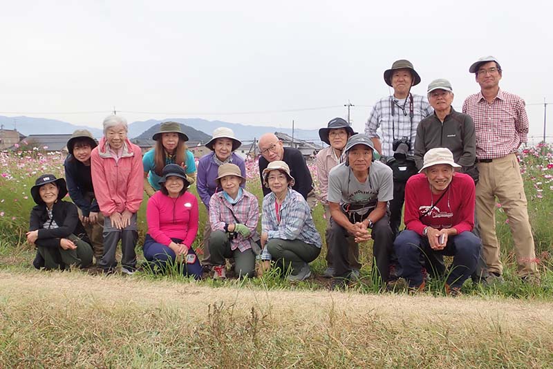 8.畝傍山とコスモスをバックに集合写真
