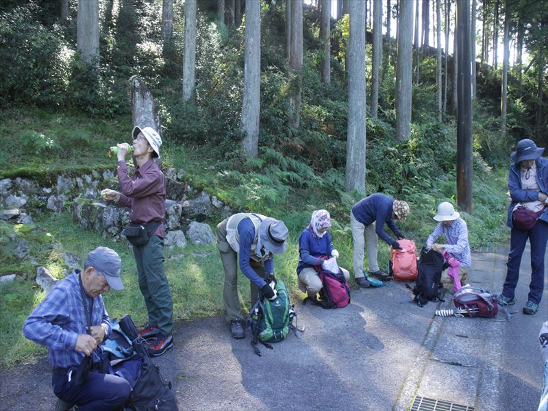 1.小出石の国道に面した空き地で身支度