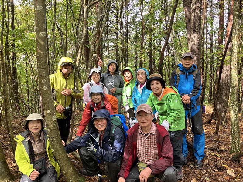 4.標高661ｍのプレートの前で