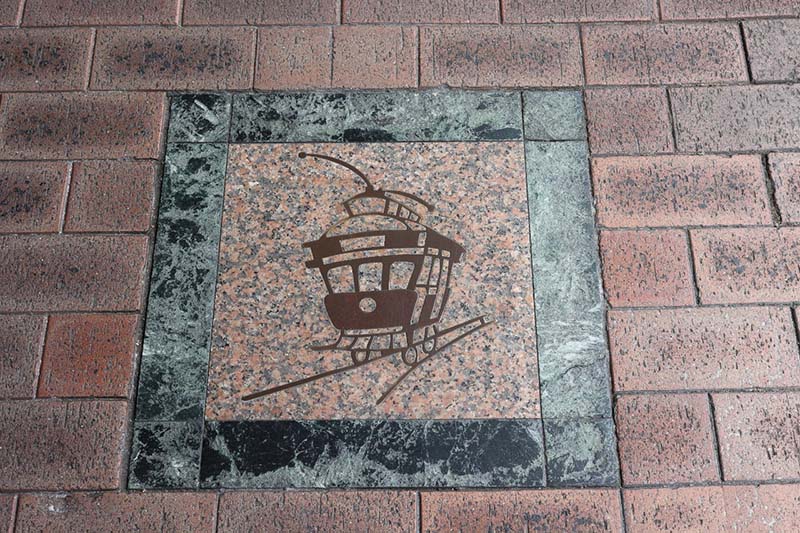 6.北野商店街敷石の電車