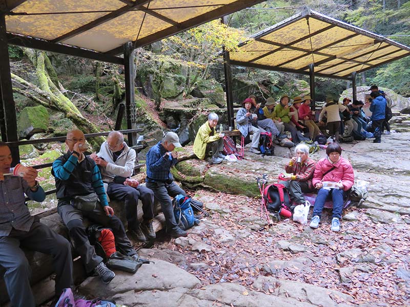 6.百畳岩での昼食