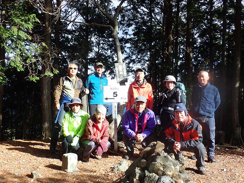 3.瓢箪崩山山頂で集合写真