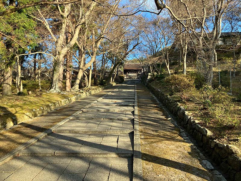 2.毘沙門堂門跡　下から