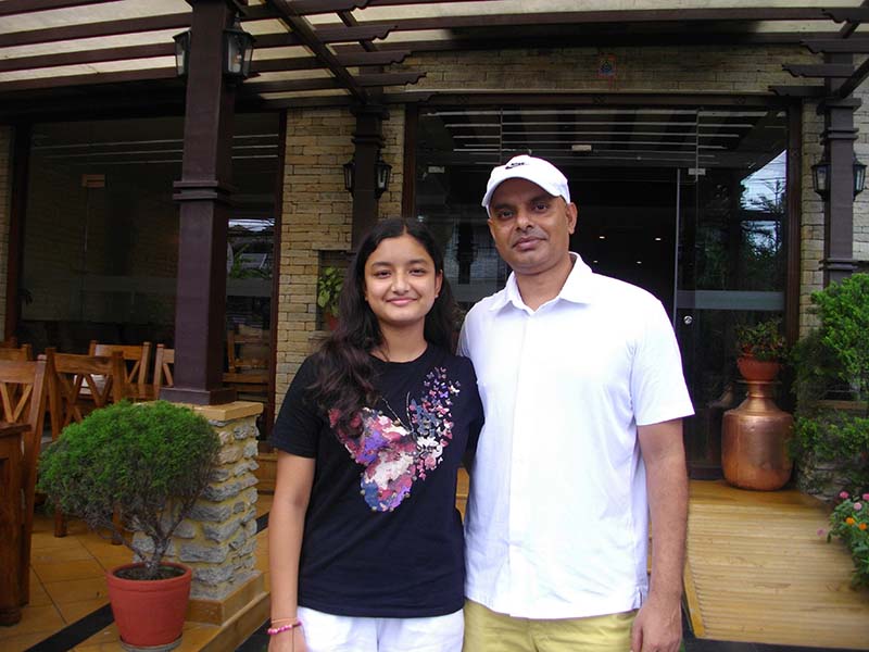 6.ゴータマさんと娘さん（彼のホテルの前で）