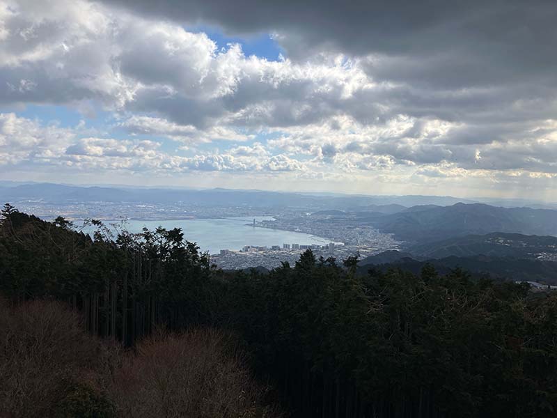 9.琵琶のを望む