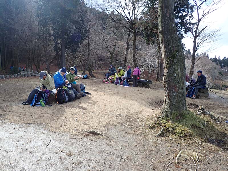 7.つつじが丘見晴らし広場での昼食風景