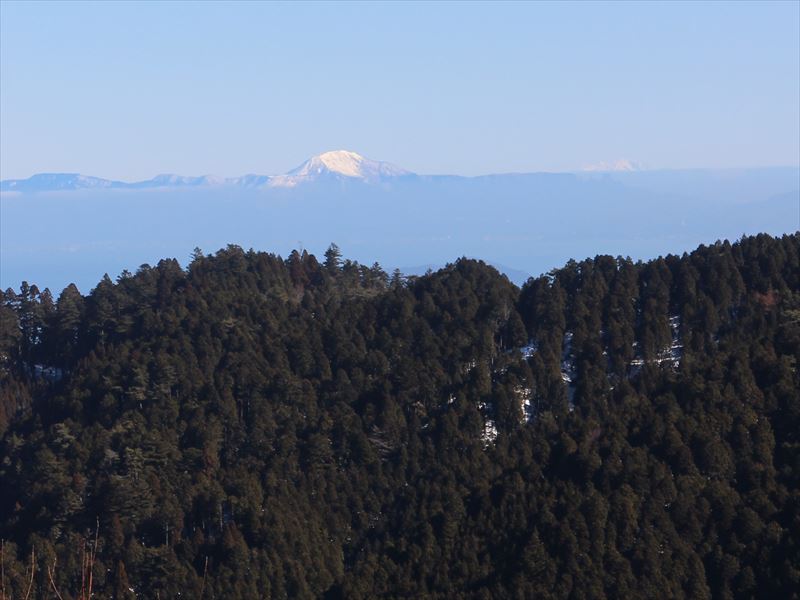 5.白い伊吹山の奥にも輝く白い峰が