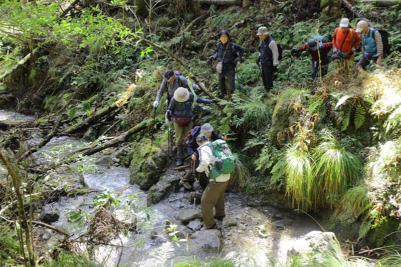 3.昨夜の雨で増水した沢の渡渉