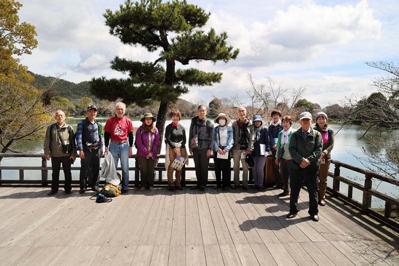 6.大沢池をバックに