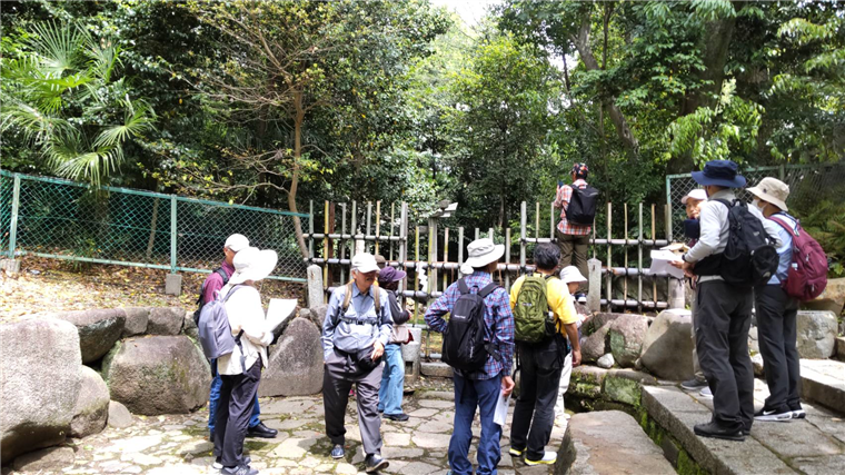 2.蚕ノ社三角鳥居前で