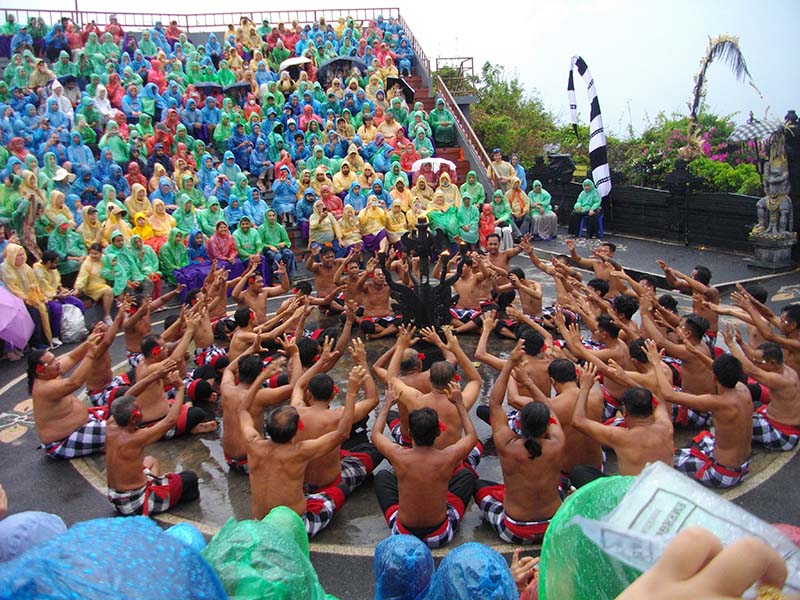 1.ウルワツ寺院のケチャダンス