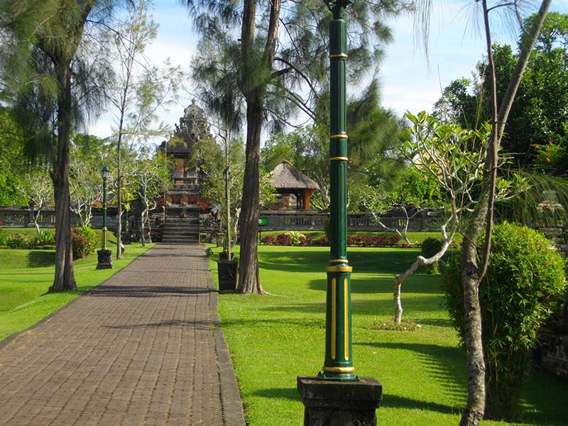 12.タマン・アユンの玄関口