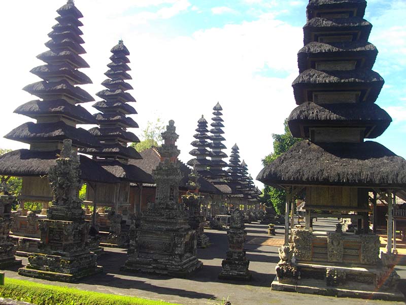 13.タマン・アユンのメル(祭礼の搭)