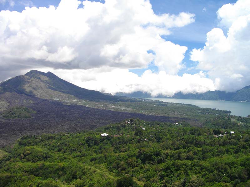 14.バトウール山と湖