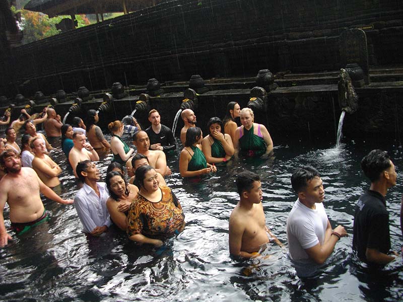 5.タンバシリン寺水浴